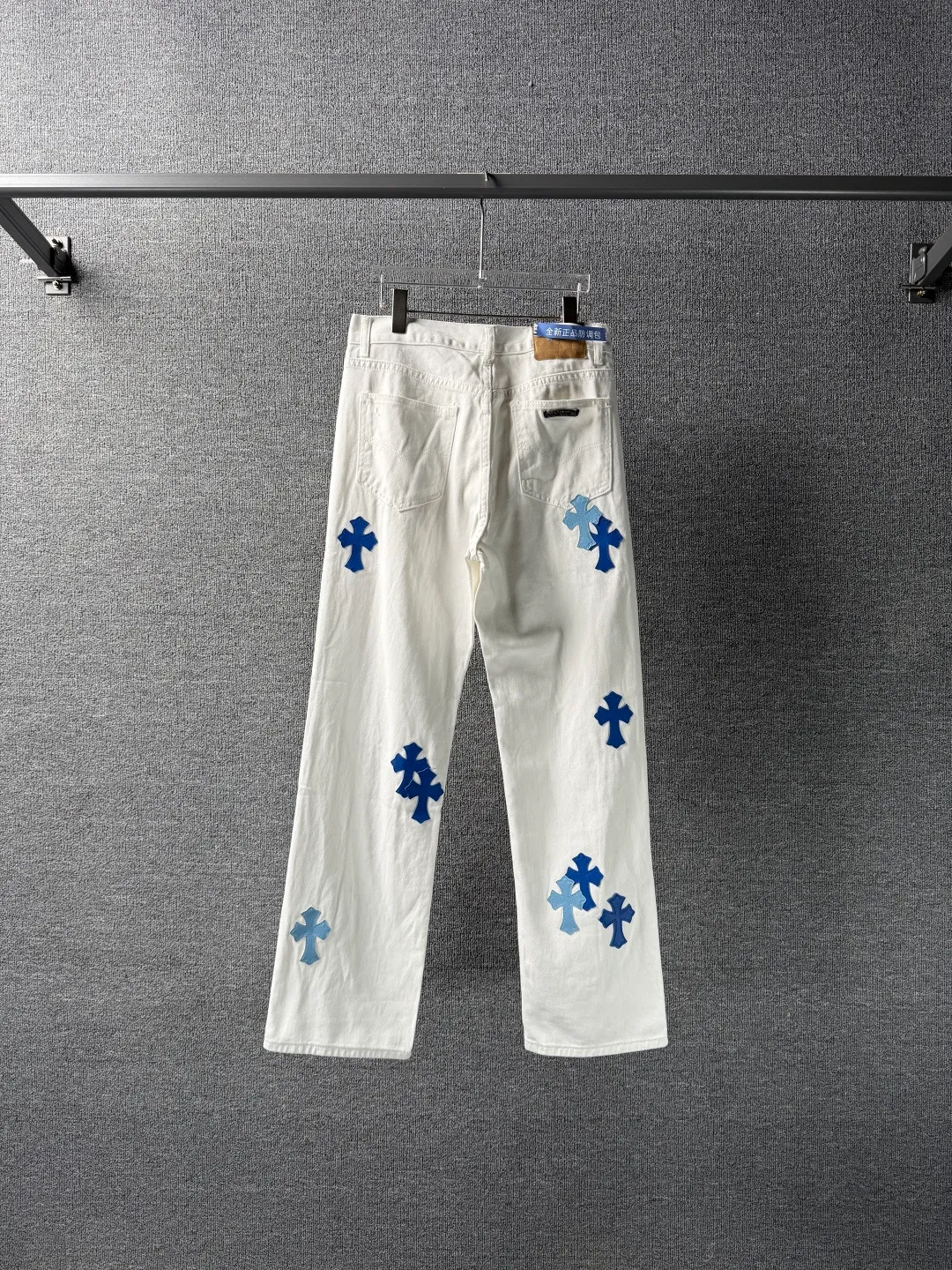 P230 💰 (Top version) Chrome Hearts/Chrome Hearts Classic white and blue series colored leather cross washed color fabric unisex denim trousers Vibe style straight stacked god-level version Carbon fine bias denim color cloth Old vintage full set of hardware - Chrome Hearts white cow series The high version uses high-ounce customized fabrics, fermentation washing and soft color fixation, soft and thick to wear, the details are all made by hand-polished craftsmanship, all-over printed jacquard fabric Unique design style. Through multiple processes to create a full retro feel. Unique niche non-contrast shirt. Customized distressed spray-painted buttons. Craftsmanship in every detail. Color: white and blue. Size: 28-30-32-34 (corresponding to S-M-L-XL)